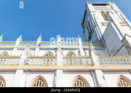 Côté et tour de Saint George syro-malabare Eglise catholique en low angle view on a bright sunny journée sans nuages dans Alappazha, Kerala, Inde Banque D'Images