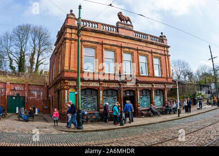 Le Lion Rouge, ex-groupe public house à Stoke-on-Trent, maintenant au Crich Tramway Tramway nationale, Village Museum, Crich, Derbyshire Banque D'Images