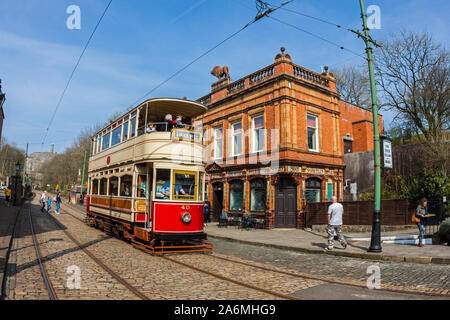 Groupe de tramway à Crich Tramway Village, le Musée National, Crich Tramway, Derbyshire Banque D'Images