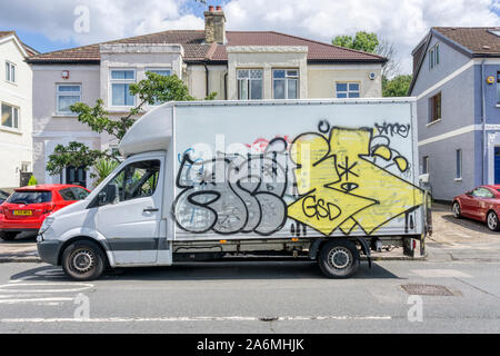 Une camionnette blanche couverte de graffiti, dans le sud de Londres. Banque D'Images
