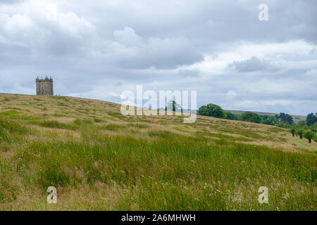 Lyme Park paysage avec la cage tower dans la distance, Peak District, Cheshire, Royaume-Uni Banque D'Images