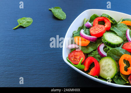 Salade de légumes frais des tomates, concombres, oignons, épinards et le poivre. Banque D'Images