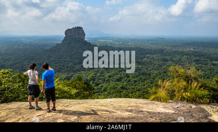 Rocher de Sigiriya, vue de Pidurangala Rock. Le Sri Lanka. Banque D'Images
