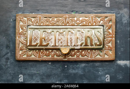 Lettre ornée fort sur une porte en bois, Lancaster, Lancashire, England, UK. Banque D'Images