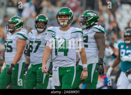 Jacksonville, FL, USA. 27 Oct, 2019. New York quart-arrière Sam Darnold (14) pendant le 1er semestre NFL football match entre les New York Jets et les Jacksonville Jaguars au domaine bancaire TIAA à Jacksonville, FL. Romeo T Guzman/CSM/Alamy Live News Banque D'Images