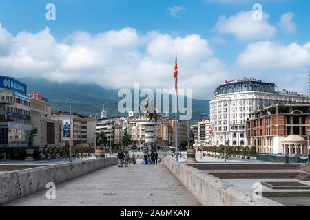 La place principale de Skopje, capitale de la République de Macédoine du Nord. Banque D'Images