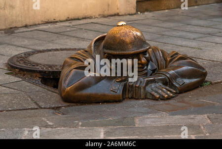 Sculpture de bronze appelée Cumil -L'observateur, ou l'homme au travail, Bratislava, Slovaquie Banque D'Images