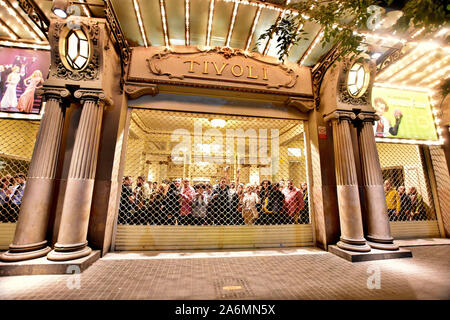 Barcelone, Espagne. 27 Oct, 2019. Les participants de la pièce de théâtre Le jeune Frankenstein au Tivoli Theatre à Barcelone n'a pas pu quitter la rue, à la pause de la performance, car l'adresse fermé les portes par crainte d'émeutes par les protestations des référendum le 1 octobre. Credit : Ramon Costa/SOPA Images/ZUMA/Alamy Fil Live News Banque D'Images