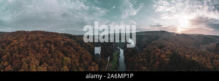 Le plus haut pont Müngsten pont de chemin de fer en Allemagne Drone la photographie. Banque D'Images