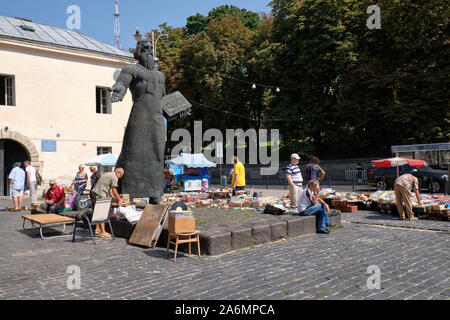 Statue en bronze Fedorov au milieu du marché du livre d'occasion dans la vieille ville de Lviv en Ukraine Banque D'Images