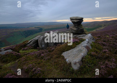 L'homme en admirant la vue sur le bord de la Derwent, dans le Derbyshire Banque D'Images