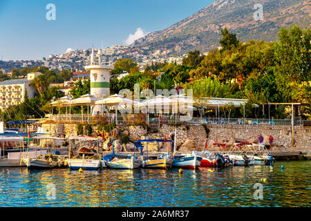 Vue sur le port de plaisance et bateaux à Kalkan, Turquie, Riviera turque Banque D'Images