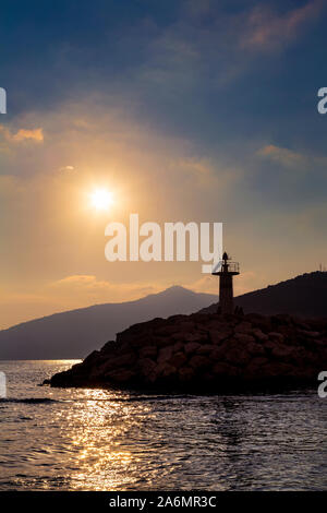 Le phare au coucher du soleil dans la ville portuaire et la destination touristique populaire de Kalkan, Riviera turque, Turquie Banque D'Images