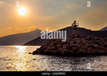 Le phare au coucher du soleil dans la ville portuaire et la destination touristique populaire de Kalkan, Riviera turque, Turquie Banque D'Images