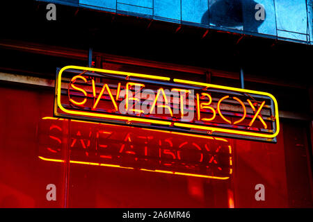 En néon pour Sweatbox - salle de sport et un sauna gay à Soho, Ramilles Street, London, UK Banque D'Images