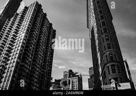 New York, New York/USA - 14 juillet 2019 : le Flatiron building à proximité de Madison Square Gardens à New York, par un beau matin. Banque D'Images