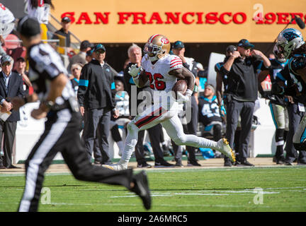 Santa Clara, CA, USA. 27 Oct, 2019. San Francisco 49ers d'utiliser de nouveau rimer ou ramer Coleman (26) exécute pour un touché au deuxième trimestre au cours d'un match contre les Panthers à Levi's Stadium le dimanche, Octobre 27, 2019 à Santa Clara. Crédit : Paul Kitagaki Jr./ZUMA/Alamy Fil Live News Banque D'Images