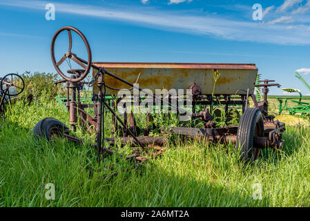 Une façon d'agriculture Vintage disc entouré par de hautes herbes Banque D'Images