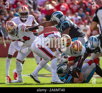 Santa Clara, CA, USA. 27 Oct, 2019. Caroline panthère en marche arrière (22) Christian McCaffrey est assaillie par San Francisco 49ers pendant un match au stade de Levi's le dimanche, Octobre 27, 2019 à Santa Clara. Crédit : Paul Kitagaki Jr./ZUMA/Alamy Fil Live News Banque D'Images