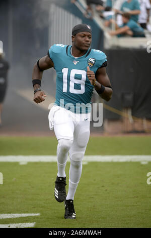 Jacksonville, États-Unis. 27 Oct, 2019. Jacksonville Jaguars Receveur Chris Conley entre dans le domaine qu'il est introduit pour les fans avant le match contre les Jets de New York à la Banque TIAA Domaine à Jacksonville, en Floride, le dimanche, 27 octobre, 2019. Les jaguars défait les Jets 29-15.Photo par Joe Marino/UPI UPI : Crédit/Alamy Live News Banque D'Images