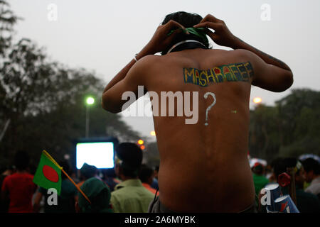 Jubilant fans au Teacher Student Centre (TSC) de l'Université de Dacca, l'avant de l'ICC Cricket World Cup 2011 match d'ouverture entre l'hôte au Bangladesh et en Inde. Dhaka, Bangladesh. 19 février, 2011. Banque D'Images