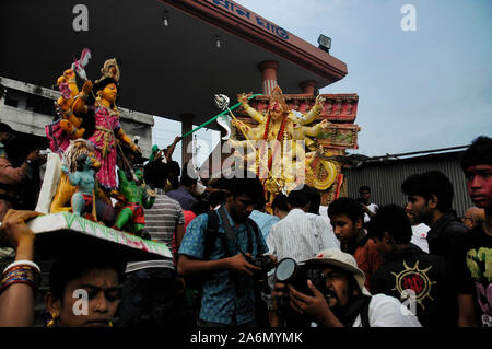 Des milliers de fidèles se rassemblent à Sadarghath, sur la cérémonie d'immersion de la Déesse Durga, dans la rivière Buriganga, au dixième jour de Durga Puja festival. Dhaka, Bangladesh. 17 octobre, 2010. Banque D'Images