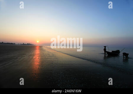 Un lever de soleil à la plage de Kuakata, à Milan, le Bangladesh. 11 novembre, 2010. ÔSagar KannyaÕ localement connu sous le nom ou la fille de la mer, l'Kuauata beach est l'un des rares sites naturels qu'offre la vue complète de le lever et le coucher du soleil sur la baie du Bengale. Il est situé à environ 320 kilomètres de Dhaka, la capitale du Bangladesh. Banque D'Images