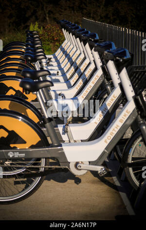 Les vélos électriques de suite parqué sur la roue de Falkirk. Banque D'Images