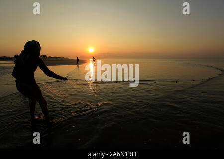 Lever de soleil à la plage de Kuakata, à Milan, le Bangladesh. Kuakata, connu localement comme ÔSagar KannyaÕ ou la fille de la mer, est l'un des rares sites naturels qui offre la vue complète de le lever et le coucher du soleil sur la baie du Bengale. Une destination touristique populaire, il est d'environ 320 kilomètres de Dhaka, la capitale du Bangladesh. Patuakhali, Bangladesh. 11 novembre, 2010. Banque D'Images