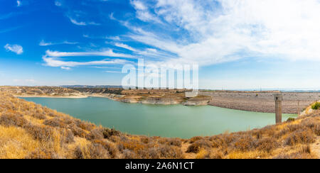 Lac d'eau douce du réservoir d'Asprokremmos panorama avec ciel bleu, district de Paphos, Cypros Banque D'Images