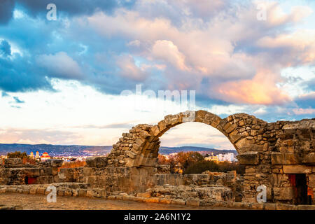 L'époque byzantine, Saranta Kolones quarante colonnes, château ruiné archs dans un coucher du soleil, Kato Paphos, Chypre Banque D'Images