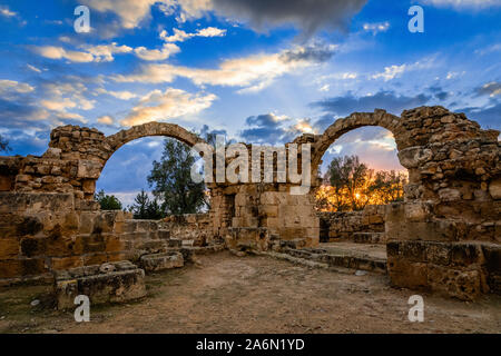 L'époque byzantine, Saranta Kolones quarante colonnes, château ruiné archs dans un coucher du soleil, Kato Paphos Cuprus, Banque D'Images