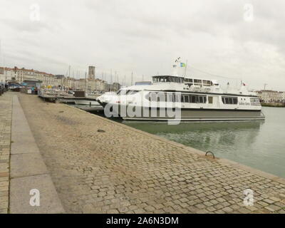 Visite de La Rochelle en bus de mer, Place de la chaîne, Port Neuf, Base nautique de Port Neuf, fin du monde, le phare de St Nicolas et de la chaîne des tours Banque D'Images