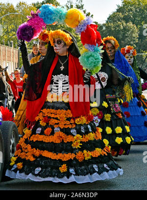Emporia, Kansas, États-Unis, le 26 octobre, 2019 Le Jour des Morts (Dia de los Muertos) célébration tenue à Emporia aujourd'hui. Les femmes en costume traditionnel de la Calavera Catrina avec Œillets mexicain hat crâne en sucre et faire face jusqu'au défilé aujourd'hui. Banque D'Images