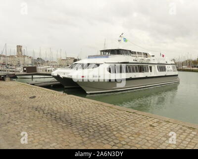 Visite de La Rochelle en bus de mer, Place de la chaîne, Port Neuf, Base nautique de Port Neuf, fin du monde, le phare de St Nicolas et de la chaîne des tours Banque D'Images