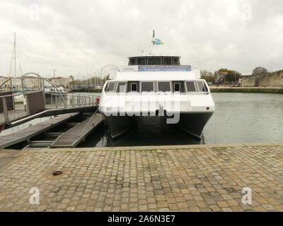 Visite de La Rochelle en bus de mer, Place de la chaîne, Port Neuf, Base nautique de Port Neuf, fin du monde, le phare de St Nicolas et de la chaîne des tours Banque D'Images