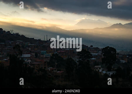 L'Illimani, superbe Snow-Capped pic de montagne, Vue de La Paz Banque D'Images