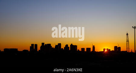 Coucher de soleil sur les gratte-ciel modernes sur le centre-ville de Boston, Massachusetts, New Horizon en Angleterre, aux USA et au vu de l'Aéroport International de Logan Banque D'Images