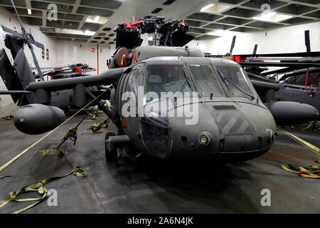 UH-60 Blackhawk helicopters à partir de la 3e Brigade d'aviation de combat, 3e Division d'infanterie, attendre d'être décroché et sort de l'ARC cargo Endurance le 26 octobre 2019, à Volos, en Grèce. 3-cabine est arrivant en Europe à l'appui de résoudre l'Atlantique avec environ 1 700 soldats, 50 UH-60 et HH-60 Black Hawks, 10 CH-47 Chinook, 20 AH-64 Apaches, et plus de 2 000 véhicules à roues par l'intermédiaire de deux ports différents pour former avec les alliés et partenaires militaires. (U.S. Photo de l'armée par le Sgt. Benjamin Northcutt, 21e) Commande de soutien du théâtre Banque D'Images