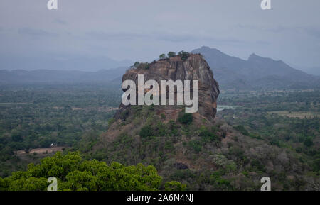 Belle vue depuis le rocher du Lion de Sigiriya, Sri Lanka. Vue depuis la montagne de Pidurangala. Banque D'Images