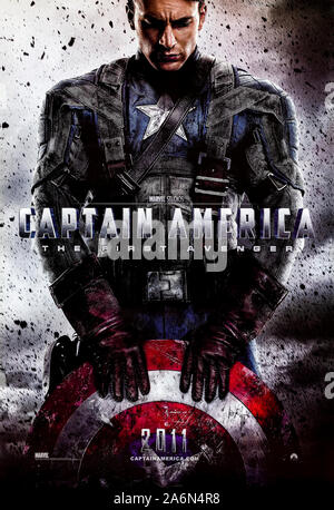 Captain America : le premier vengeur (2011) réalisé par Joe Johnston avec Chris Evans, Hugo Weaving et Sebastian Stan. Steve Rogers est génétiquement améliorées et prend sur l'HYDRA Red Skull. Banque D'Images