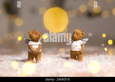 Figurines décoratives d'un thème de Noël. Univers miniatures d'ours avec des ailes d'anges. Un décor festif et chaleureux. feux bokeh Banque D'Images