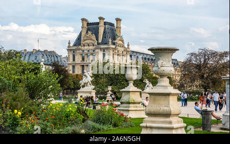 Paris, France - 15 octobre 2018 - palais du Louvre et le jardin des Tuileries. Paris, France, Europe Banque D'Images