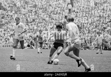 Maradona contre l'Angleterre, pour les quarts de finale de la Coupe du Monde de football Mexique 1986 Banque D'Images