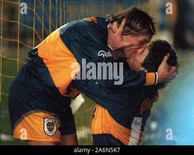 Diego Maradona et Claudio Paul Caniggia kissing après un but, contre River Plate, à la Bombonera Stadium Banque D'Images