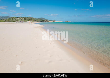 CHIA, SARDAIGNE / Octobre 2019 : la belle plage de sable blanc de Chia, sud de la Sardaigne Banque D'Images