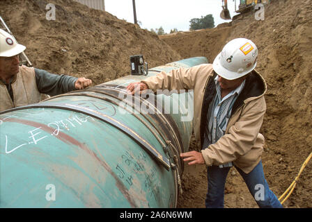 Des techniciens en radiologie placer une bande de film sur une soudure de pipeline pour vérifier pour la clôture 3 octobre 2000 près de Howell, Michigan, à 60 milles au nord de Detroit. Le temps de pose est de 9 minutes. Le pipeline va transporter le gaz naturel du Canada vers le nord-est des États-Unis La demande de gaz naturel plus propre, estimé à 1,8  % de croissance par an, exige plus d'énergie à construire l'infrastructure. En même temps, les préoccupations relatives à la sécurité des gazoducs sont de plus en plus. À l'heure actuelle, les États-Unis ont 270 000 kilomètres de gazoducs inter-états en place. Banque D'Images