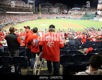 Washington, USA. 27 Oct, 2019. Ventilateur Nationals de Washington offre son opinion d'un lecteur non =-avant le jeu 5 de la Série mondiale contre les Astros de Houston au Championnat National Park à Washington, DC Le dimanche, Octobre 27, 2019. Photo par Mark Abraham/UPI UPI : Crédit/Alamy Live News Banque D'Images