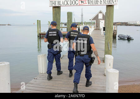 Les officiers de la Garde côtière des États-Unis à Black Dog, quai, Martha's Vineyard, Massachusetts, USA