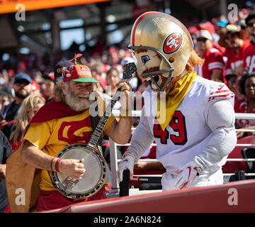 Santa Clara, Californie, États-Unis. 27 Oct, 2019. Sourdough Sam et d'un ventilateur de divertir les fans, lors d'un match de la NFL entre les Panthers et les San Francisco 49ers à l'Levi's Stadium à Santa Clara, en Californie. Valerie Shoaps/CSM/Alamy Live News Banque D'Images